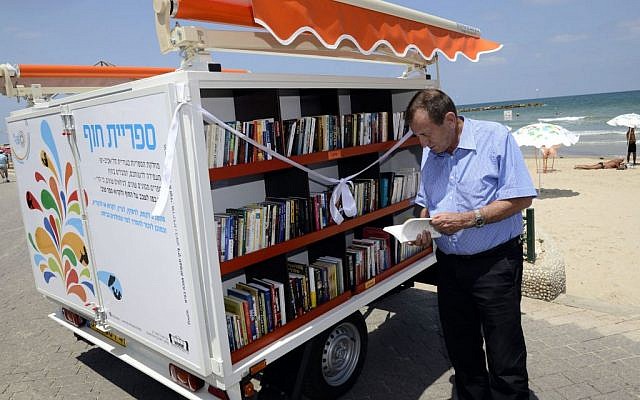 Le maire de Tel Aviv, Ron Huldai, à la bibliothèque mobile. (Crédit photo: Malovani Israël)