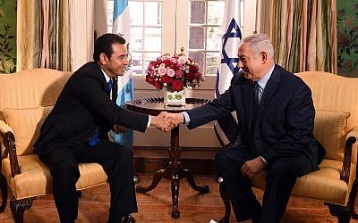 Le Premier ministre Benjamin Netanyahu et le président guatémaltèque Jimmy Morales lors d’une rencontre à Washington, le 4 mars 2018 (Haim Zach / GPO)