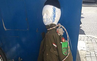 Une effigie d'un soldat ultra-orthodoxe saisi par la police dans un quartier ultra-orthodoxe de Jérusalem à Pourim, le 2 mars 2018 (Police israélienne)