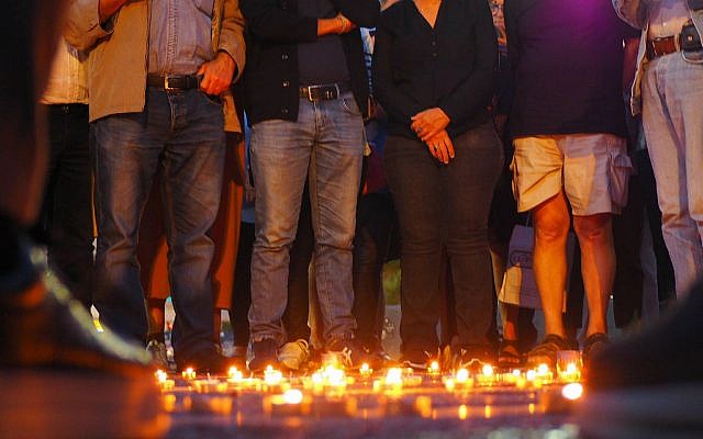 Rassemblement en mémoire de Mireille Knoll place Rabin à Tel Aviv le 28 mars 2018 (Crédit: Pierre-Simon Assouline) Rassemblement en mémoire de Mireille Knoll place Rabin à Tel Aviv le 28 mars 2018 (Crédit: Pierre-Simon Assouline)