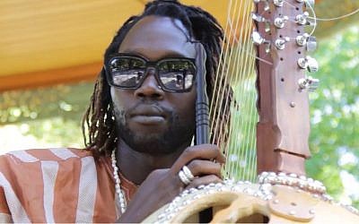 L'artiste Omar Kouyate (Crédit: capture d'écran Youtube/Mediartiste)