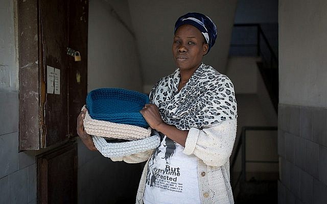 Lina,  une demandeuse d'asile qui travaille avec l'organisation  Kucinate - Collectif des réfugiées africaines à Tel Aviv, le 14 février 2018 (Crédit : Miriam Alster/Flash90)