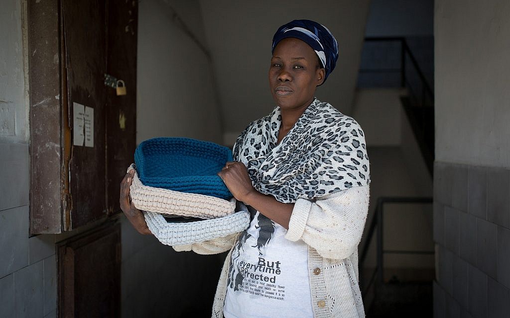 Lina,  une demandeuse d'asile qui travaille avec l'organisation  Kucinate - Collectif des réfugiées africaines à Tel Aviv, le 14 février 2018 (Crédit : Miriam Alster/Flash90)