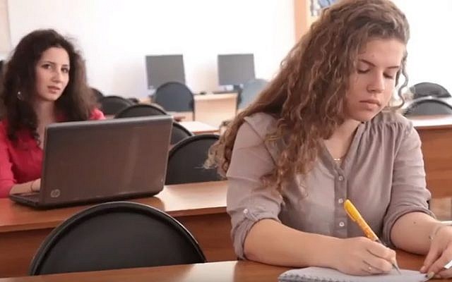 Étudiantes à l'Institut Machon CHaMeSH pour les femmes, qui fera partie de la première université juive de Moscou (Capture d'écran YouTube) Étudiantes à l'Institut Machon CHaMeSH pour les femmes, qui fera partie de la première université juive de Moscou (Capture d'écran YouTube)