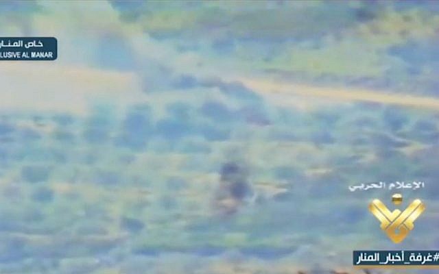 Une capture  vidéo floues diffusées par la chaîne de télévision Al-Manar, soutenue par le Hezbollah, le 28 février 2018, qui prétend montrer l'assassinat du général israélien Erez Gerstein par le Hezbollah en 1999 dans le sud du Liban (Crédit : Capture d'écran)