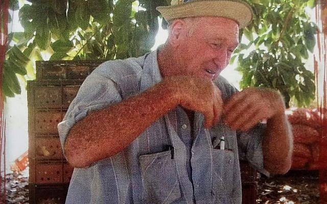 Mario Levi, dans la "zoula", lieu de repos à l'ombre pour les travailleurs en bordure du champ, expliquant avec les mains autant que les mots un principe d'agriculture organique (Crédit : photo tirée du livre "Le travail d'une vie" de Mario Levi)