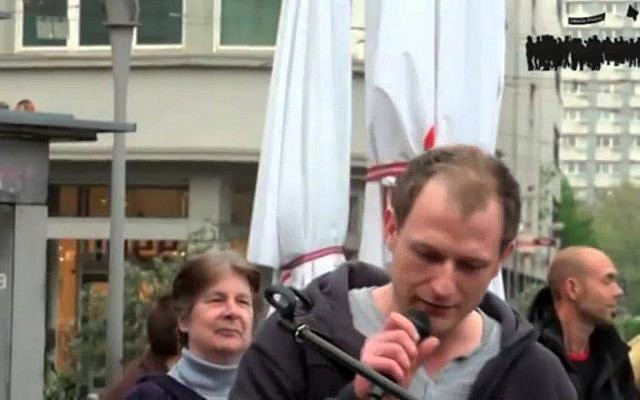 Mario Roensch, Allemand sympathisant d'extrême droite, soupçonné d'avoir vendu illégalement des armes sur Internet. (Capture d'écran) Mario Roensch, Allemand sympathisant d'extrême droite, soupçonné d'avoir vendu illégalement des armes sur Internet. (Capture d'écran)