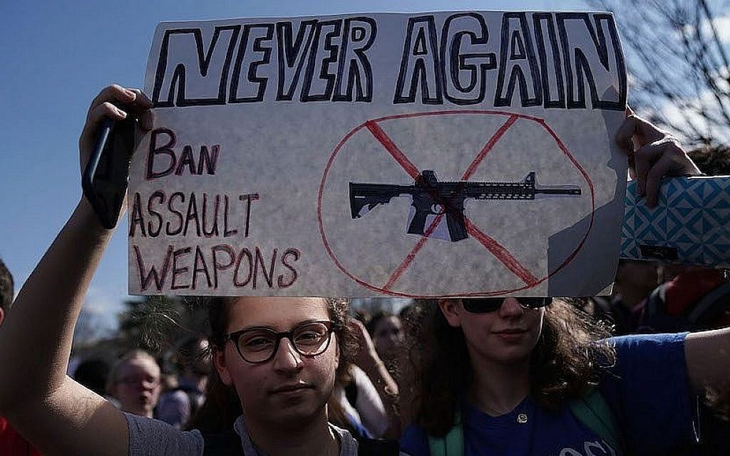 Des étudiants protestant contre la violence armée sur le Capitole à Washington le 21 février 2018 (Crédit : Alex Wong / Getty Images via JTA) Des étudiants protestant contre la violence armée sur le Capitole à Washington le 21 février 2018 (Crédit : Alex Wong / Getty Images via JTA)