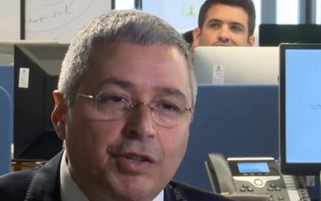 Le directeur général de la Banque Hapoalim, Arik Pinto, s’adresse à Keren Marciano sur la chaine Hadashot, le 26 mars 2018 (Capture d'écran : Hadashot) Le directeur général de la Banque Hapoalim, Arik Pinto, s’adresse à Keren Marciano sur la chaine Hadashot, le 26 mars 2018 (Capture d'écran : Hadashot)