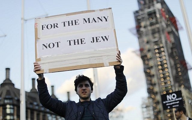 Une contre-manifestation concernant le chef du parti travailliste britannique d'opposition Jeremy Corbyn et l'antisémitisme au sein du Labour, devant le Parlement dans le centre de Londres, le 26 mars 2018. (Crédit : AFP PHOTO / Tolga AKMEN)