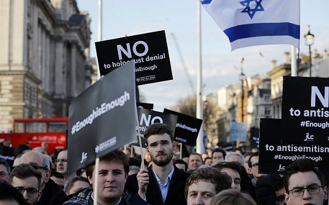 Des membres de la communauté juive manifestent contre le chef du Parti travailliste britannique d'opposition Jeremy Corbyn et l'antisémitisme au sein du Labour, devant les chambres du Parlement britannique dans le centre de Londres, le 26 mars 2018. (Crédit : AFP PHOTO / Tolga AKMEN) Des membres de la communauté juive manifestent contre le chef du Parti travailliste britannique d'opposition Jeremy Corbyn et l'antisémitisme au sein du Labour, devant les chambres du Parlement britannique dans le centre de Londres, le 26 mars 2018. (Crédit : AFP PHOTO / Tolga AKMEN)