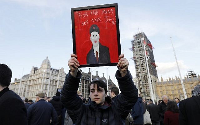Une contre-manifestation concernant le chef du parti travailliste britannique d'opposition Jeremy Corbyn et l'antisémitisme au sein du Labour, hors des chambres du parlement dans le centre de Londres, le 26 mars 2018. (Crédit : AFP PHOTO / Tolga AKMEN)