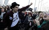 Des membres de la communauté juive manifestent contre le chef du parti travailliste britannique d'opposition Jeremy Corbyn et l'antisémitisme au sein du Labour, devant les chambres du Parlement dans le centre de Londres, le 26 mars 2018. (Crédit : AFP PHOTO / Tolga AKMEN)