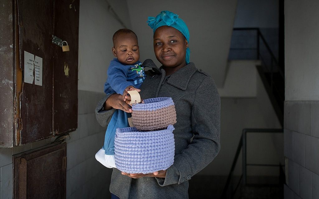 Samha,  une demandeuse d'asile qui travaille avec l'organisation  Kucinate - Collectif des réfugiées africaines à Tel Aviv, le 14 février 2018 (Crédit : Miriam Alster/Flash90)