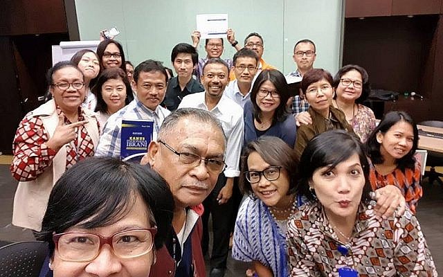 Le professeur d'hébreu Sapri Sale (au centre, avec chemise blanche) avec ses élèves à Jakarta, février 2018 (Conny Dwirani)