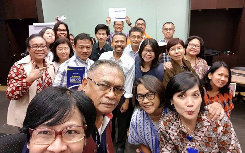 Le professeur d'hébreu Sapri Sale (au centre, avec chemise blanche) avec ses élèves à Jakarta, février 2018 (Conny Dwirani) Le professeur d'hébreu Sapri Sale (au centre, avec chemise blanche) avec ses élèves à Jakarta, février 2018 (Conny Dwirani)