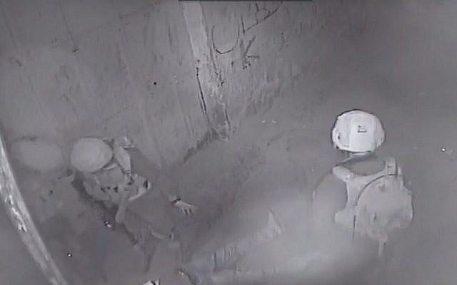 Les images de vidéosurveillance montrent des soldats se penchant sur un Palestinien blessé dans une ruelle de la ville de Jéricho en Cisjordanie, le 22 février 2018. Les images de vidéosurveillance montrent des soldats se penchant sur un Palestinien blessé dans une ruelle de la ville de Jéricho en Cisjordanie, le 22 février 2018.