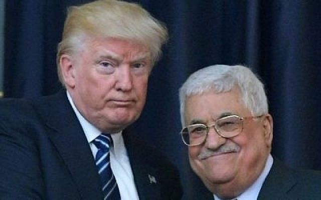 Le président américain Donald Trump, à gauche, et le dirigeant palestinien Mahmoud Abbas posent pour une photo lors d'une conférence de presse conjointe au palais présidentiel de Bethléem, en Cisjordanie, le 23 mai 2017. (AFP / Mandel Ngan)