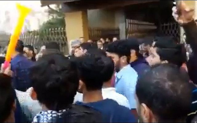 Les étudiants de l’université Al-Azhar à Gaza ont protesté contre les frais de scolarité, le 26 mars 2018 (Capture d'écran : vidéo Facebook) Les étudiants de l’université Al-Azhar à Gaza ont protesté contre les frais de scolarité, le 26 mars 2018 (Capture d'écran : vidéo Facebook)