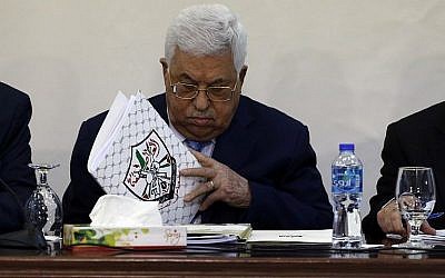 Le président de l'Autorité palestinienne Mahmoud Abbas lors d'une réunion du conseil révolutionnaire du parti du Fatah au pouvoir dans la ville de Ramallah, en Cisjordanie, le 1er mars 2018 (Crédit : AFP Photo/Abbas Momani)