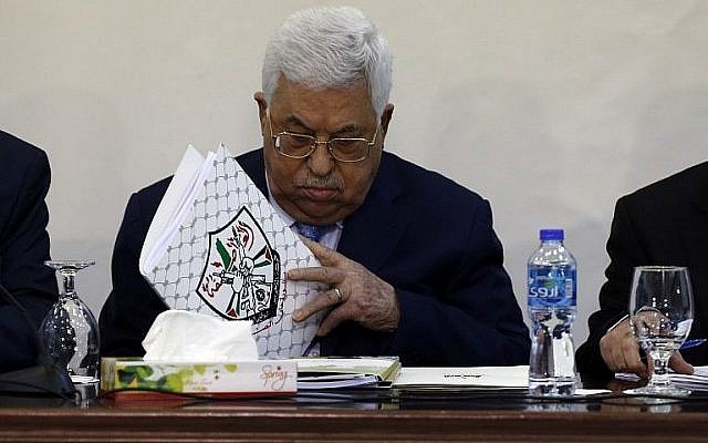 Le président de l'Autorité palestinienne Mahmoud Abbas lors d'une réunion du conseil révolutionnaire du parti du Fatah au pouvoir dans la ville de Ramallah, en Cisjordanie, le 1er mars 2018 (Crédit : AFP Photo/Abbas Momani) Le président de l'Autorité palestinienne Mahmoud Abbas lors d'une réunion du conseil révolutionnaire du parti du Fatah au pouvoir dans la ville de Ramallah, en Cisjordanie, le 1er mars 2018 (Crédit : AFP Photo/Abbas Momani)