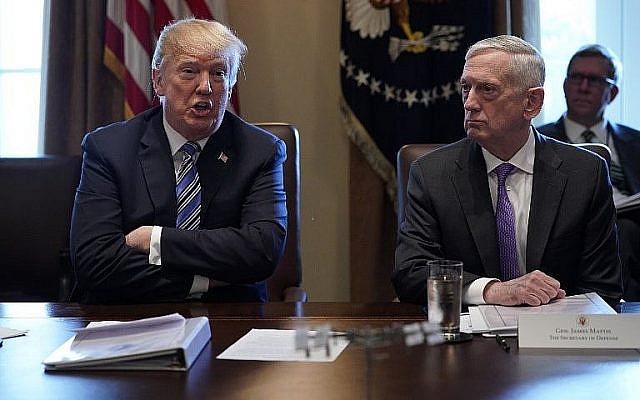 Le président américain Donald Trump et le Secrétaire d'État à la Défense James Mattis dans la Cabinet Room, à la Maison Blanche, le 8 mars 2018. (Crédit : AFP /Mandel Ngan)