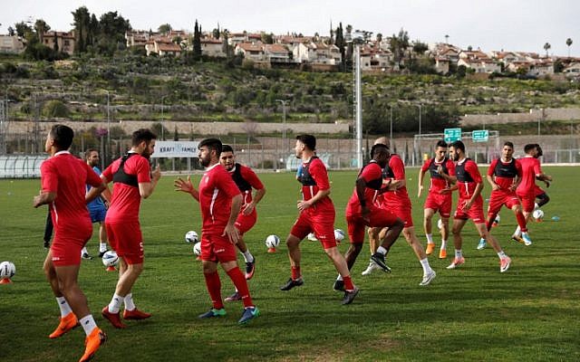 Les joueurs de l'équipe de foot de Jérusalem Hapoel Katamon  lors d'une session d'entraînement à Jérusalem, le 18 mars 2018 (Crédit : / AFP PHOTO / MENAHEM KAHANA)