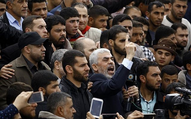 Yahya Sinwar (au centre), leader du mouvement terroriste du Hamas, crie des slogans alors qu'il participe à une manifestation près de la frontière avec Israël à l'est de Jabaliya au nord de la bande de Gaza, le 30 mars 2018 (Crédit : AFP PHOTO / Mohammed ABED) Yahya Sinwar (au centre), leader du mouvement terroriste du Hamas, crie des slogans alors qu'il participe à une manifestation près de la frontière avec Israël à l'est de Jabaliya au nord de la bande de Gaza, le 30 mars 2018 (Crédit : AFP PHOTO / Mohammed ABED)