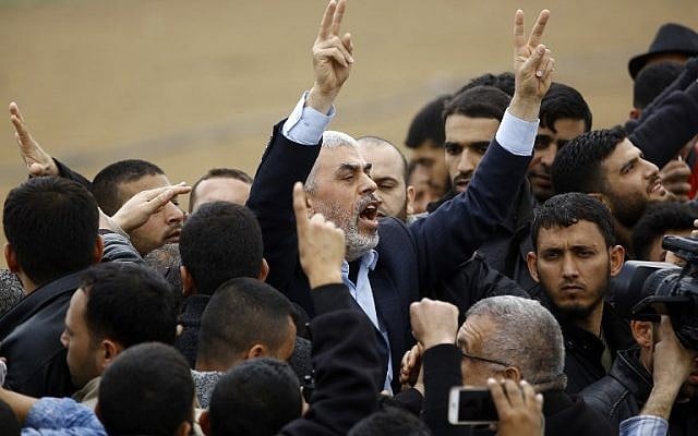 Le leader du groupe islamiste terroriste du Hamas Yihya Sinwar scande des slogans et fait le geste de la victoire alors qu'il participe à une manifestation à proximité de la frontière avec Israël, à l'est de Jabalia, dans le nord de Gaza, le 30 mars 2018 (Crédit : AFP/ Mohammed ABED) Le leader du groupe islamiste terroriste du Hamas Yihya Sinwar scande des slogans et fait le geste de la victoire alors qu'il participe à une manifestation à proximité de la frontière avec Israël, à l'est de Jabalia, dans le nord de Gaza, le 30 mars 2018 (Crédit : AFP/ Mohammed ABED)