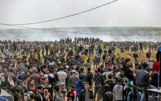 Une photo prise le 30 mars 2018 montre des Palestiniens participant à une manifestation commémorant le Jour de la Terre près de la frontière avec Israël à l'est de la ville de Gaza. (AFP / Mahmud Hams) Une photo prise le 30 mars 2018 montre des Palestiniens participant à une manifestation commémorant le Jour de la Terre près de la frontière avec Israël à l'est de la ville de Gaza. (AFP / Mahmud Hams)