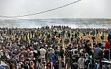 Les Palestiniens participent à des manifestations près de la frontière avec Israël à l'est de Jabalia, dans le nord de la bande de Gaza, le 30 mars 2018 (AFP / Mohammed Abed)