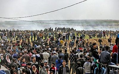 Les Palestiniens participent à des manifestations près de la frontière avec Israël à l'est de Jabalia, dans le nord de la bande de Gaza, le 30 mars 2018 (AFP / Mohammed Abed)