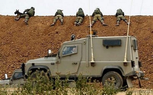 Des soldats israéliens sur la barrière terrestre le long de la frontière avec Gaza, à proximité du kibboutz israélien de Nahal Oz, dans le sud du pays, le 30 mars 2018 (Crédit : Jack Guez/AFP) Des soldats israéliens sur la barrière terrestre le long de la frontière avec Gaza, à proximité du kibboutz israélien de Nahal Oz, dans le sud du pays, le 30 mars 2018 (Crédit : Jack Guez/AFP)