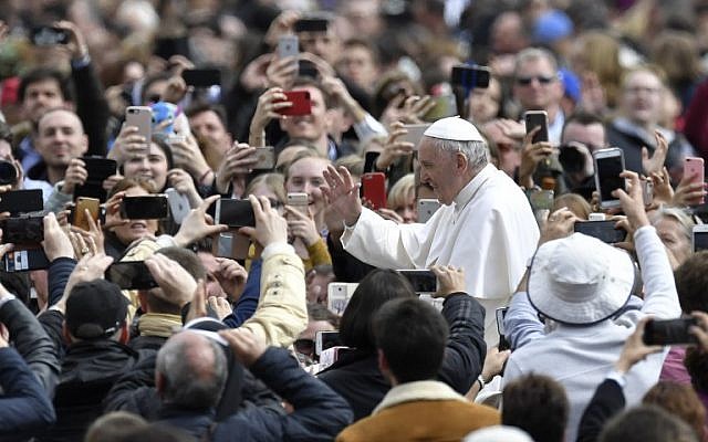 Le pape François salue la foule sur la place Saint-Pierre après la messe du dimanche de Pâques, le 1er avril 2018 au Vatican (PHOTO AFP / Andreas SOLARO) Le pape François salue la foule sur la place Saint-Pierre après la messe du dimanche de Pâques, le 1er avril 2018 au Vatican (PHOTO AFP / Andreas SOLARO)