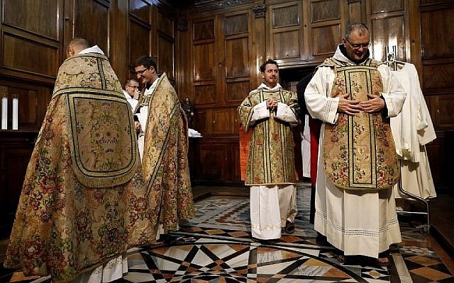 Les frères franciscains vêtus d'ornements liturgiques offerts par le roi de France Louis XV se préparent à célébrer une messe en l'église du couvent Saint Sauveur, siège des franciscains en Terre Sainte, dans la Vieille Ville de Jérusalem, le 23 février 2018. (AFP PHOTO / Thomas COEX) Les frères franciscains vêtus d'ornements liturgiques offerts par le roi de France Louis XV se préparent à célébrer une messe en l'église du couvent Saint Sauveur, siège des franciscains en Terre Sainte, dans la Vieille Ville de Jérusalem, le 23 février 2018. (AFP PHOTO / Thomas COEX)