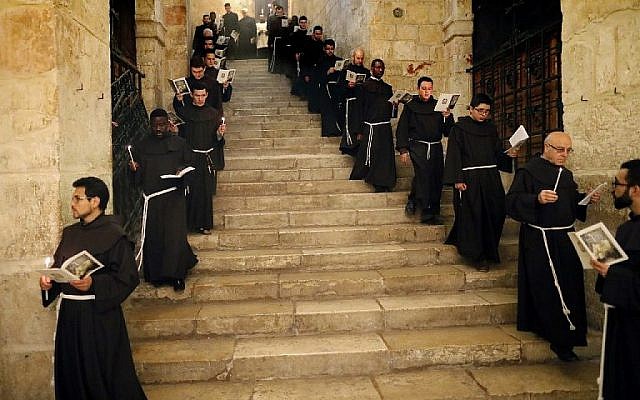 Les frères franciscains prient et chantent pendant la procession du Carême à l'intérieur de l'église du Saint-Sépulcre dans la Vieille Ville de Jérusalem, le 17 février 2018. (AFP PHOTO / Thomas COEX) Les frères franciscains prient et chantent pendant la procession du Carême à l'intérieur de l'église du Saint-Sépulcre dans la Vieille Ville de Jérusalem, le 17 février 2018. (AFP PHOTO / Thomas COEX)