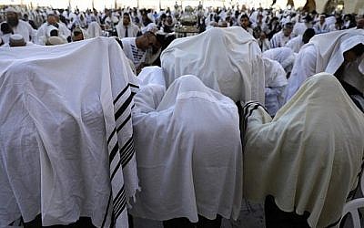 Des Cohanim recouverts de leur "Talit" (châles de prière) lors de la bénédiction des Cohanim pendant la fête de Pessah (Pessah) au mur Occidental dans la Vieille Ville de Jérusalem, le 2 avril 2018. (AFP PHOTO / MENAHEM KAHANA)