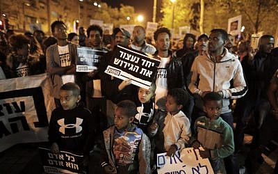 Les migrants africains manifestent à Jérusalem le 4 avril 2018 contre l'annulation par le Premier ministre israélien d'un accord avec les Nations Unies visant à éviter les déportations forcées de milliers de migrants africains. (AFP / MENAHEM KAHANA)