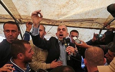 Yahya Sinwar, chef du Hamas dans la bande de Gaza, s'exprimant lors d'une manifestation à l'est de Khan Younès, dans le sud de la bande de Gaza, le 6 avril 2018. (Crédit : Said Khatib/AFP)