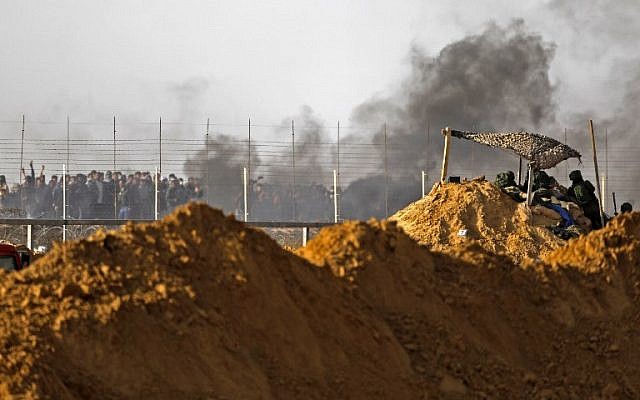 Les forces de sécurité israéliennes font face à des manifestants près du kibboutz Kerem Shalom, à la frontière avec le sud de la bande de Gaza, le 6 avril 2018 (AFP PHOTO / MENAHEM KAHANA). Les forces de sécurité israéliennes font face à des manifestants près du kibboutz Kerem Shalom, à la frontière avec le sud de la bande de Gaza, le 6 avril 2018 (AFP PHOTO / MENAHEM KAHANA).