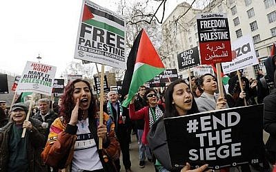 Des manifestants scandent des slogans et brandissent des pancartes lors d'une manifestation sur Whitehall en face de Downing Street au centre de Londres le 7 avril 2018 pour soutenir les Palestiniens dans la bande de Gaza, organisée par le Forum palestinien en Grande-Bretagne. (AFP PHOTO / Tolga AKMEN)