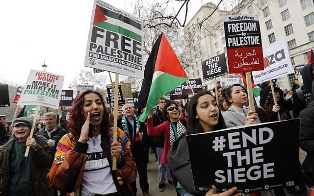 Des manifestants scandent des slogans et brandissent des pancartes lors d'une manifestation sur Whitehall en face de Downing Street au centre de Londres le 7 avril 2018 pour soutenir les Palestiniens dans la bande de Gaza, organisée par le Forum palestinien en Grande-Bretagne. (AFP PHOTO / Tolga AKMEN) Des manifestants scandent des slogans et brandissent des pancartes lors d'une manifestation sur Whitehall en face de Downing Street au centre de Londres le 7 avril 2018 pour soutenir les Palestiniens dans la bande de Gaza, organisée par le Forum palestinien en Grande-Bretagne. (AFP PHOTO / Tolga AKMEN)