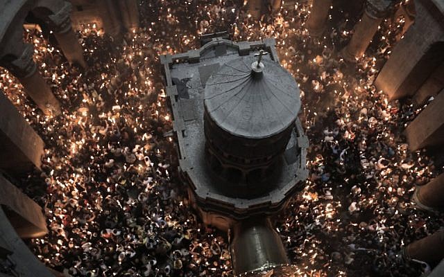Les fidèles chrétiens orthodoxes tiennent des bougies allumées au "feu sacré" lors d'un rassemblement à l'église du Saint-Sépulcre de la Vieille Ville de Jérusalem lors de la Pâque orthodoxe, le 7 avril 2018. (Crédit : AFP PHOTO / GALI TIBBON) Les fidèles chrétiens orthodoxes tiennent des bougies allumées au "feu sacré" lors d'un rassemblement à l'église du Saint-Sépulcre de la Vieille Ville de Jérusalem lors de la Pâque orthodoxe, le 7 avril 2018. (Crédit : AFP PHOTO / GALI TIBBON)