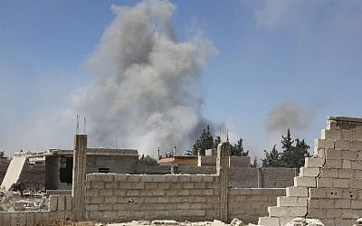 De la fumée s'élève dans la ville de Douma, dernier bastion de l'opposition dans la Ghouta orientale, en Syrie, le 7 avril 2018 (Crédit : AFP)