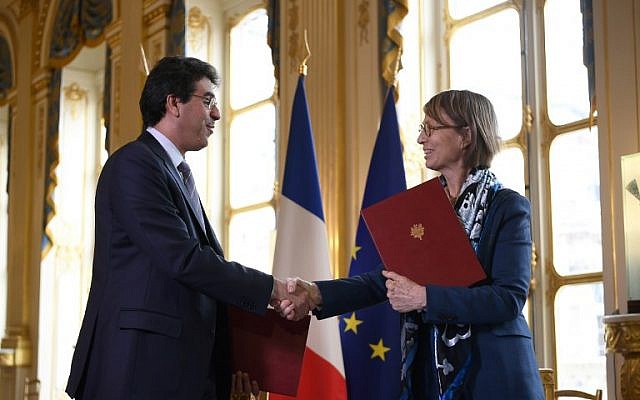 La ministre française de la Culture Françoise Nyssen serre la main de son homologue saoudien Awwad Al-Awwad après la signature d'un accord le 9 avril 2018 à Paris lors de la visite du prince héritier saoudien en France (PHOTO AFP / Lionel BONAVENTURE) La ministre française de la Culture Françoise Nyssen serre la main de son homologue saoudien Awwad Al-Awwad après la signature d'un accord le 9 avril 2018 à Paris lors de la visite du prince héritier saoudien en France (PHOTO AFP / Lionel BONAVENTURE)