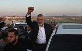 Le leader du Hamas Ismail Haniyeh lors d'un arrêt sur le site des manifestations à la frontière entre Israël et Gaza, à l'est de Gazy City, le 9 avril 2018 (Crédit : AFP PHOTO / MAHMUD HAMS)