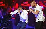 Les rappeurs allemands Kollegah & Farid Bang se produisent lors de la cérémonie des Echo Music Awards 2018 le 12 avril 2018 à Berlin (AFP PHOTO / AXEL SCHMIDT).