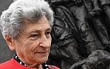Krystyna Budnicka, survivante du ghetto de VArsovie, le 16 avril 2018 devant le monument en hommage aux héros du ghetto. (Crédit : AFP /JANEK SKARZYNSKI)