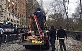 Déboulonnage de la statue de Dr. James Marion Sims, le 17 avril 2018, à New York, sur ordre du maire de la ville Bill de Blasio. 
(Crédit : AFP / Thomas URBAIN)