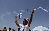 Les Israéliens regardent un spectacle aérien pendant les festivités du 70ème Jour de l'Indépendance, le 19 avril 2018 dans la ville côtière méditerranéenne de Tel Aviv. (Crédit : AFP PHOTO / Ahmad GHARABLI)